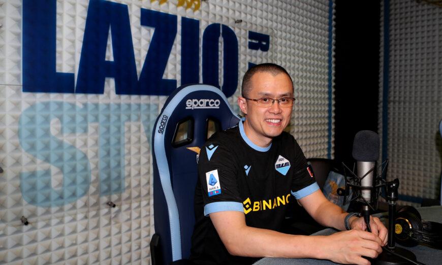 Giám đốc điều hành Binance Triệu Trường Bằng (Changpeng Zhao) nhìn vào Đài phát thanh SS Lazio trong chuyến thăm tại trung tâm thể thao Formello vào ngày 12/05/2022 tại Rome, Ý. (Ảnh: Paolo Bruno/Getty Images)