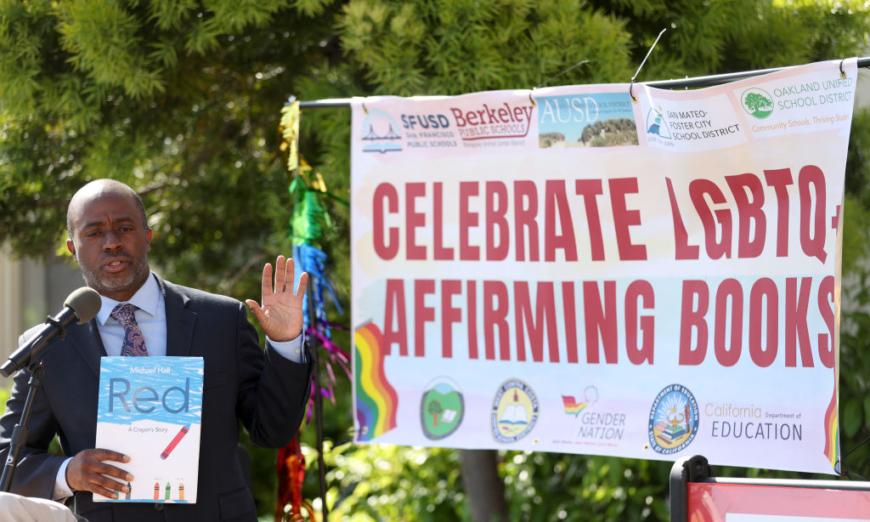California: Dự luật cấm ban giám hiệu trường học địa phương loại bỏ sách giáo khoa bị đưa vào trạng thái treo