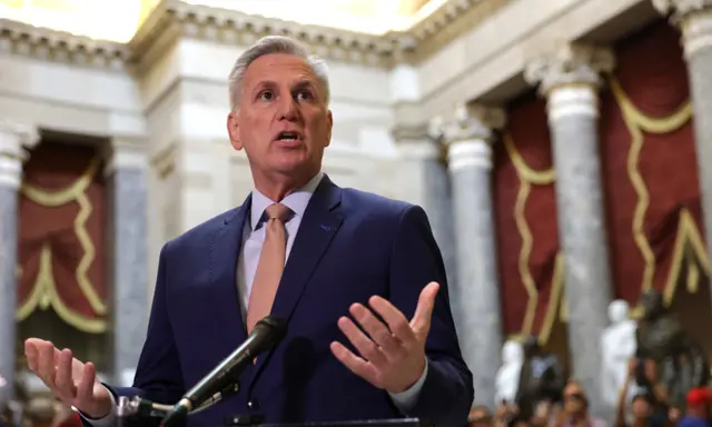 Chủ tịch Hạ viện Kevin McCarthy (Cộng Hòa-California) nói chuyện với giới truyền thông trong cuộc họp tại National Statuary Hall, Điện Capitol, Hoa Thịnh Đốn hôm 17/07/232023. (Ảnh: Alex Wong/Getty Images)