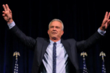 Ứng cử viên tổng thống của Đảng Dân Chủ Robert F. Kennedy Jr. vẫy tay chào khán giả sau khi có bài diễn văn về chính sách đối ngoại tại Đại học St. Anselm ở Manchester, New Hampshire, hôm 20/06/2023. (Ảnh: Brian Snyder/Reuters)