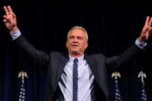 Ứng cử viên tổng thống của Đảng Dân Chủ Robert F. Kennedy Jr. vẫy tay chào khán giả sau khi có bài diễn văn về chính sách đối ngoại tại Đại học St. Anselm ở Manchester, New Hampshire, hôm 20/06/2023. (Ảnh: Brian Snyder/Reuters)