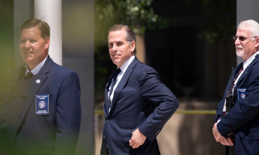 Ông Hunter Biden rời Tòa nhà Liên bang J. Caleb Boggs ở Wilmington, tiểu bang Delaware, hôm 26/07/2023. (Ảnh: Madalina Vasiliu/The Epoch Times)