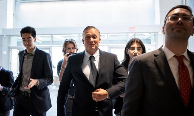 Ông Devon Archer (ở giữa), một cựu cộng sự kinh doanh của  ông Hunter Biden, đến để cung cấp lời khai kín với Ủy ban Giám sát của Hạ viện ở Hoa Thịnh Đốn hôm 31/07/2023. (Ảnh: Drew Angerer/Getty Images)