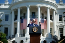 Tổng thống Hoa Kỳ Joe Biden nói trước khi ký Đạo luật CHIPS và Khoa học năm 2022 trong một buổi lễ ở Bãi cỏ phía Nam của Tòa Bạch Ốc vào ngày 09/08/2022 tại Hoa Thịnh Đốn. Trọng tâm của luật này là khoản tài trợ trị giá 52 tỷ USD nhằm thúc đẩy sản xuất vi mạch bán dẫn của Hoa Kỳ và tiếp tục nghiên cứu khoa học trong lĩnh vực này để cạnh tranh tốt hơn với sự thống trị ngày càng tăng của Trung Quốc. (Ảnh: Chip Somodevilla/Getty Images)
