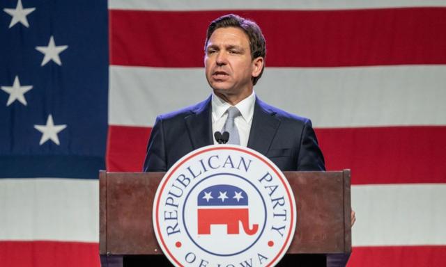 Ông Ron DeSantis, Thống đốc Florida đồng thời là ứng cử viên tổng thống thuộc Đảng Cộng Hòa cho năm 2024 trình bày tại sự kiện Tiệc tối Lincoln của Đảng Cộng Hòa Iowa năm 2023 ở Trung tâm Sự kiện Iowa, Des Moines, Iowa, hôm 28/07/2023. (Ảnh: Sergio Flores/AFP qua Getty Images)