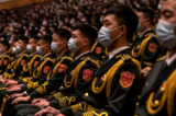 BẮC KINH, TRUNG QUỐC - NGÀY 16/10: Các thành viên của Quân Giải phóng Nhân dân đang ngồi trong Lễ khai mạc Đại hội Đại biểu Toàn quốc lần thứ 20 của Đảng Cộng sản Trung Quốc (ĐCSTQ) tại Đại lễ đường Nhân dân vào ngày 16/10/2022 ở Bắc Kinh, Trung Quốc. Chủ tịch Trung Quốc Tập Cận Bình được nhiều người dự đoán sẽ đắc cử nhiệm kỳ thứ ba. (Ảnh: Kevin Frayer/Getty Images)