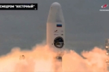Hỏa tiễn Soyuz-2.1b cùng với trạm tự động của phi thuyền đổ bộ mặt trăng Luna-25 cất cánh từ một bệ phóng tại phi trường vũ trụ Vostochny ở Viễn Đông Nga, hôm 11/08/2023, theo giờ địa phương (Ảnh: Cơ quan Vũ trụ Liên bang Nga Roscosmos thông qua AP)