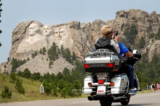 Một người lái xe mô tô dọc theo con đường đến Núi Rushmore gần Keystone, South Dakota, vào ngày 09/08/2021. (Ảnh: Scott Olson/Getty Images)