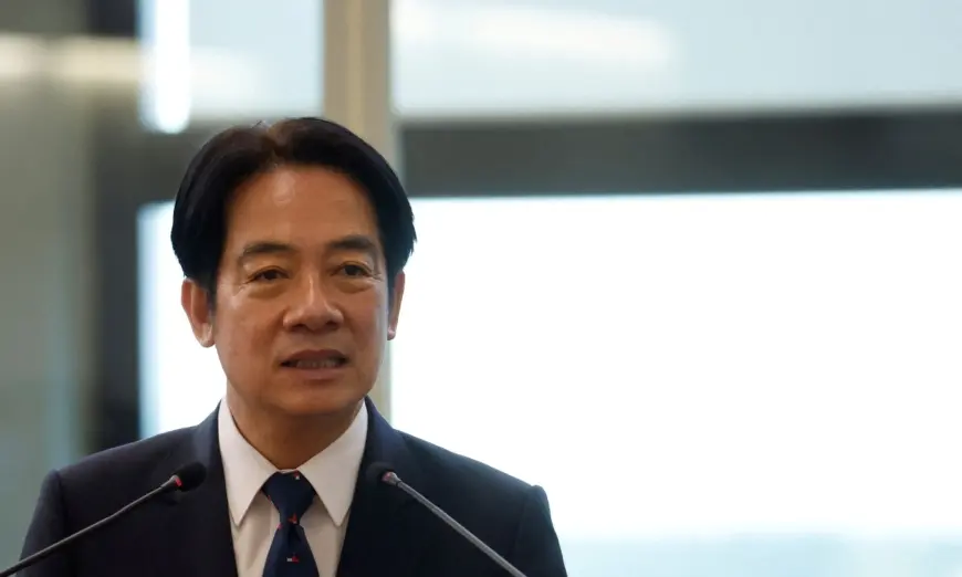Phó tổng thống Đài Loan, ông Lại Thanh Đức (William Lai), diễn thuyết tại Phi trường Quốc tế Đào Viên trước khi khởi hành đến Hoa Kỳ để dừng chân ở New York trên đường đến Paraguay, ở Đào Viên, Đài Loan, hôm 12/08/2023. (Ảnh: Carlos Garcia Rawlins/Reuters)