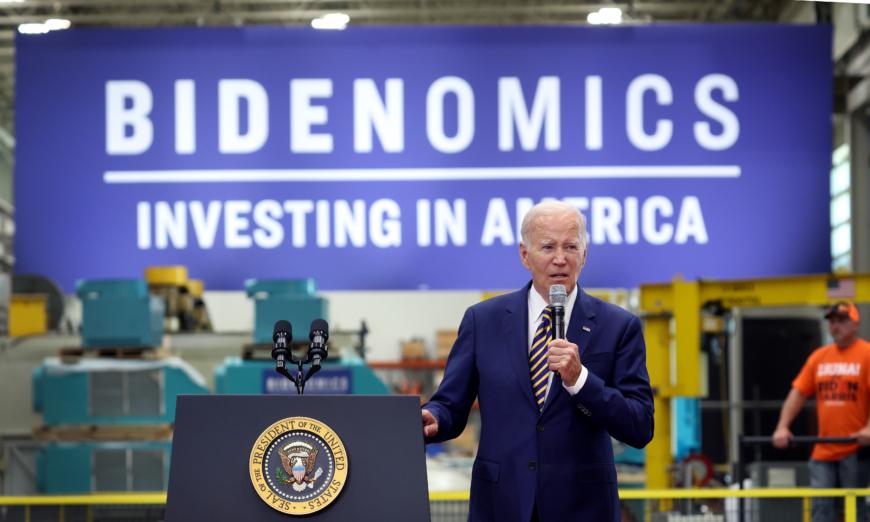 Tổng thống Joe Biden diễn thuyết trước các khách mời tại công ty Ingeteam, một nhà sản xuất thiết bị điện, ở Milwaukee, Wisconsin, hôm 15/08/2023. (Ảnh: Scott Olson/Getty Images)