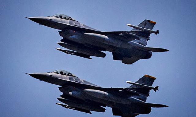 Các tiêm kích cơ F-16 của Không lực Hoa Kỳ bay theo đội hình trong cuộc tập trận không quân liên hiệp giữa Hoa Kỳ và Philippines có tên là Cope Thunder tại Căn cứ Không quân Clark ở Mabalacat, tỉnh Pampanga, Philippines, hôm 09/05/2023. (Ảnh: Ezra Acayan/Getty Images)
