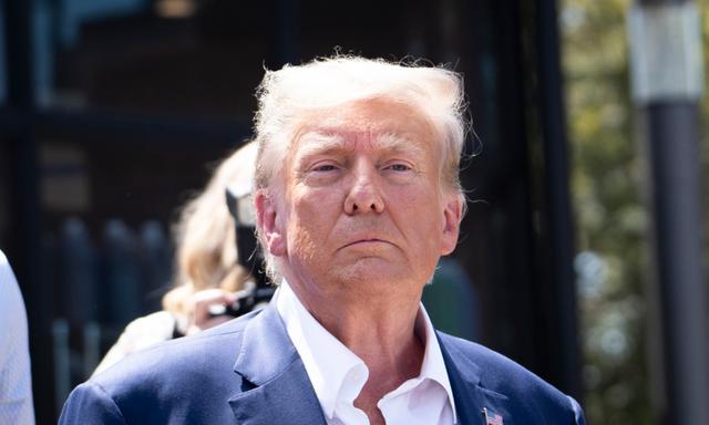 Cựu Tổng thống Donald Trump rời Hội chợ Bang Iowa ở Des Moines, Iowa, hôm 12/08/2023. (Ảnh: Madalina Vasiliu/The Epoch Times)