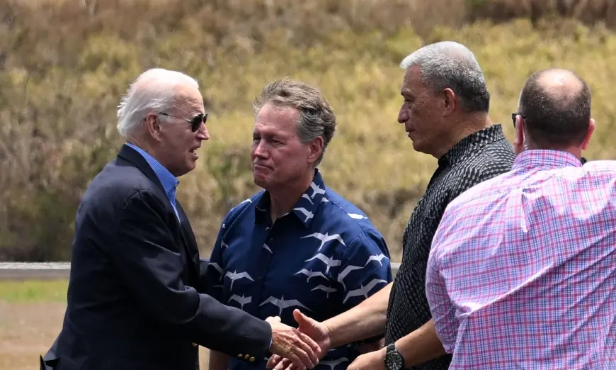 Tổng thống Joe Biden chào Thị trưởng Maui Richard Bissen (thứ 2 từ phải sang) và Dân biểu Ed Case (Dân Chủ-Hawaii) (giữa) tại phi trường Kapalua, Lahaina, Hawaii, hôm 21/08/2023. Gia đình Biden dự kiến ​​sẽ gặp gỡ đội phản ứng nhanh, những người sống sót, và các quan chức địa phương sau vụ cháy rừng ở Maui. (Ảnh: Mandel Ngan/AFP qua Getty Images)