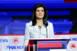 Cựu Thống đốc South Carolina và là cựu đại sứ Liên Hiệp Quốc Nikki Haley tham gia cuộc tranh luận Tổng thống sơ bộ đầu tiên của Đảng Cộng Hòa tại Diễn đàn Fiserv ở Milwaukee, Wisconsin, hôm 23/08/2023. (Ảnh: KAMIL KRZACZYNSKI/AFP qua Getty Images)