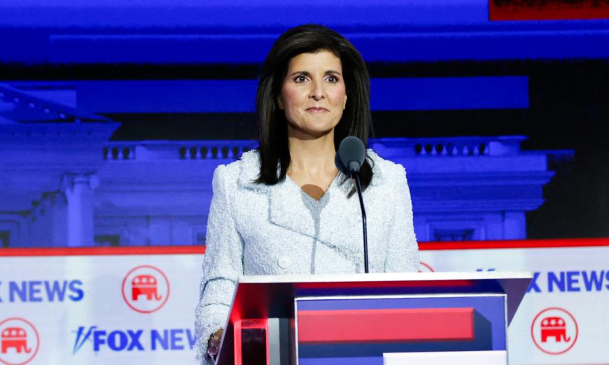 Cựu Thống đốc South Carolina và là cựu đại sứ Liên Hiệp Quốc Nikki Haley tham gia cuộc tranh luận Tổng thống sơ bộ đầu tiên của Đảng Cộng Hòa tại Diễn đàn Fiserv ở Milwaukee, Wisconsin, hôm 23/08/2023. (Ảnh: KAMIL KRZACZYNSKI/AFP qua Getty Images)