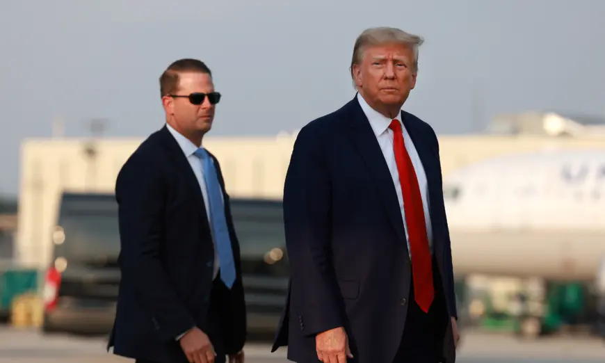 Cựu Tổng thống Donald Trump đến Phi trường Quốc tế Atlanta Hartsfield-Jackson ở Atlanta, Georgia, hôm 24/08/2023. Ông Trump dự kiến sẽ ra trình diện tại nhà tù Quận Fulton, nơi ông sẽ bị lập hồ sơ nhận dạng tư pháp vì 13 cáo buộc liên quan đến cuộc bầu cử tổng thống năm 2020 tại georgia. (Ảnh: Joe Raedle/Getty Images)