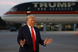 Cựu Tổng thống Donald Trump nói chuyện với các phóng viên sau khi hoàn tất thủ tục câu lưu tại Nhà tù Quận Fulton với 13 cáo buộc liên quan đến cuộc bầu cử năm 2020, ở Atlanta, Georgia, hôm 24/08/2023. (Ảnh: Joe Raedle/Getty Images)