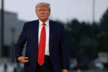 Cựu Tổng thống Donald Trump sẵn sàng khởi hành tại Phi trường Quốc tế Atlanta Hartsfield-Jackson sau khi được lấy dấu vân tay và chụp hình tại nhà tù Quận Fulton ở Atlanta hôm 24/08/2023. (Ảnh: Joe Raedle/Getty Images)