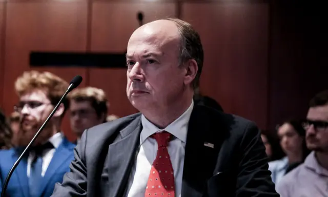 Ông Jeffrey Clark, cựu Trợ lý Tổng Chưởng lý Lâm thời, làm chứng trong phiên điều trần tại hiện trường về sự kiện ngày 06/01 do Dân biểu Matt Gaetz (Cộng Hòa-Florida) tổ chức tại Điện Capitol hôm 13/06/2023 tại Thủ đô Hoa Thịnh Đốn. Đảng Cộng Hòa tổ chức phiên điều trần để chỉ trích điều được cho là nhắm mục tiêu và truy tố các bị cáo ngày 06/01. (Ảnh: Michael A. McCoy/Getty Images)