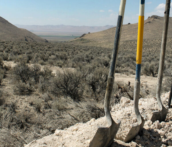 Hoạt động khoan thăm dò tiếp tục cho Dự án Thacker Pass của Lithium Nevada Corp. tại địa điểm giữa Orovada và Kings Valley, ở quận Humboldt, Nevada, được thể hiện phía sau những chiếc xẻng của thợ khoan ở phía xa, ngày 13/09/2018. (Ảnh: Suzanne Featherston/The Daily Free Press qua AP)