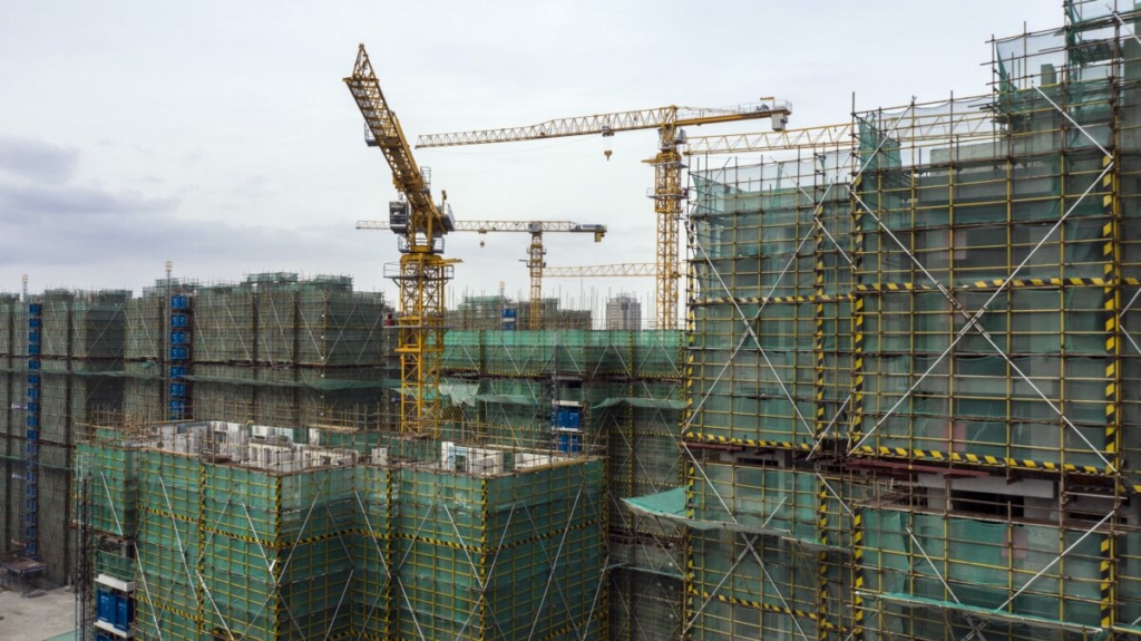 Các tòa nhà chung cư chưa hoàn thiện tại dự án dân cư Phoenix City, do Bích Quế Viên (Country Garden Holdings Co.) phát triển, ở Thượng Hải hôm 17/01/2022. Cuộc khủng hoảng nhấn chìm lĩnh vực địa ốc của Trung Quốc khiến cổ phiếu và trái phiếu của nhà phát triển dự án này bị ảnh hưởng do lo ngại rằng nỗ lực gây quỹ được cho là thất bại có thể là điềm báo về sự mất tự tin. (Ảnh: Qilai Shen/Bloomberg qua Getty Images)