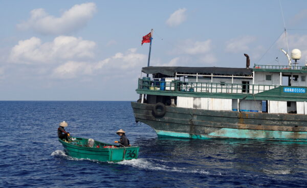 Ngư dân Trung Quốc đi đánh cá tại Bãi cạn Scarborough đang tranh chấp, vào ngày 06/04/2017. (Ảnh: Erik De Castro/File Photo/Reuters)