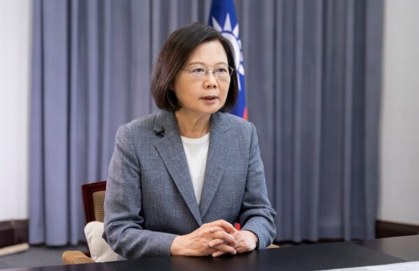 Tổng thống Đài Loan Thái Anh Văn (Tsai Ing-wen) diễn thuyết về cuộc tập trận quân sự gần đây của Trung Quốc tại Đài Bắc, Đài Loan, hôm 11/04/2023. (Ảnh: Văn phòng Tổng thống Đài Loan qua AP)