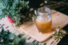 Tất cả oxymel đều bắt nguồn từ mật ong và giấm. (Ảnh: Unsplash)