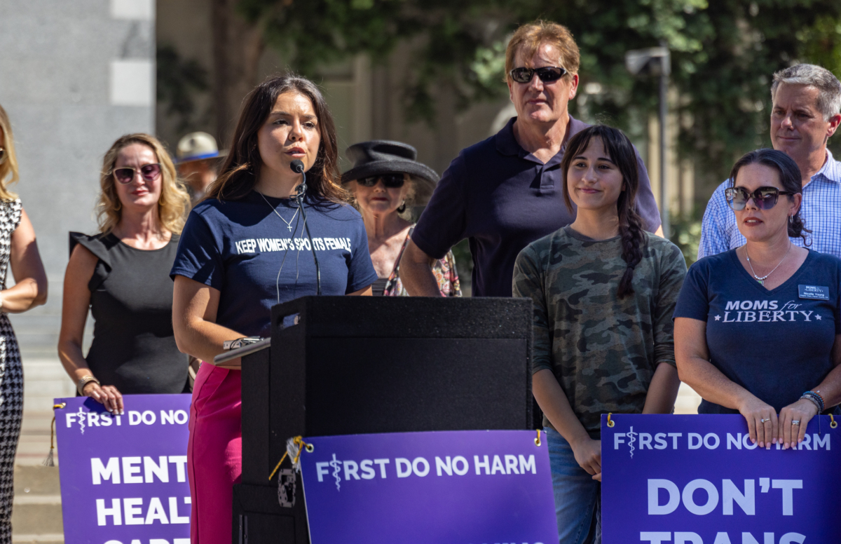 Cô Sophie Lorey, cựu cầu thủ túc cầu của trường Đại học Vanguard ở Costa Mesa, California, lên tiếng phản đối việc các nam sinh được xác định là người chuyển giới thi đấu trong các môn thể thao dành cho nữ và sử dụng phòng thay đồ của họ, tại tòa nhà lập pháp tiểu bang California ở Sacramento, California, hôm 28/08/2023. (Ảnh: John Fredricks/The Epoch Times)
