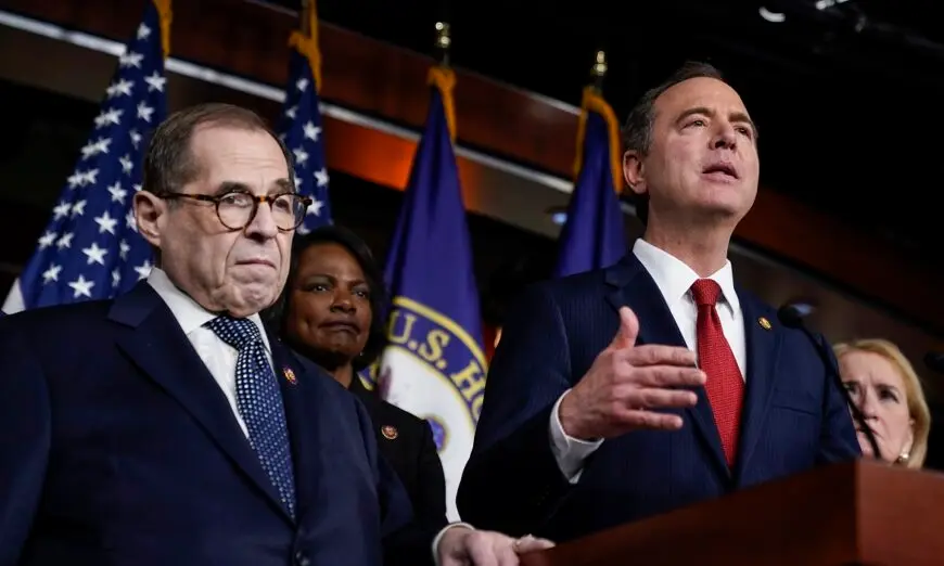 Những người phụ trách đàn hặc của Hạ viện gồm Dân biểu Jerry Nadler (Dân Chủ-New York) và Dân biểu Val Demmings (Dân Chủ-Florida) theo dõi khi Dân biểu Adam Schiff (Dân Chủ-California) nói trong một cuộc họp báo tại Điện Capitol ở Hoa Thịnh Đốn, vào ngày 28/01/2020. (Ảnh: Drew Angerer/Getty Images)