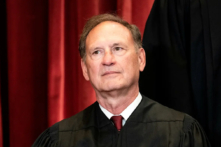 Thẩm phán Tối cao Pháp viện Samuel Alito chụp hình tại Hoa Thịnh Đốn vào ngày 23/04/2021. (Ảnh: Erin Schaff/Pool qua Reuters)