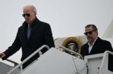 Tổng thống Joe Biden cùng con trai Hunter Biden đến Căn cứ Lực lượng Phòng không Quốc gia Hancock Field ở Syracuse, New York, hôm 04/02/2023. (Ảnh: Andrew Caballero-Reynolds/AFP qua Getty Images)