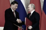 Tổng thống Nga Vladimir Putin và lãnh đạo Trung Quốc Tập Cận Bình bắt tay trong lễ ký kết sau cuộc hội đàm của họ tại Điện Kremlin ở Moscow hôm 21/03/2023. (Ảnh:Mikhail Tereshchenko/Sputnik/AFP qua Getty Images)