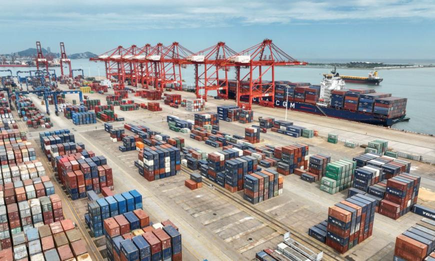 Cần cẩu và container vận chuyển tại cảng Liên Vân Cảng ở tỉnh Giang Tô phía đông Trung Quốc hôm 16/07/2023. (Ảnh: STR/AFP qua Getty Images)