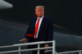 Cựu Tổng thống Donald Trump lên phi cơ riêng, còn được gọi là Trump Force One, khi ông rời Phi trường Quốc tế Atlanta Hartsfield-Jackson sau khi thực hiện thủ tục ghi danh lý lịch tư pháp tại nhà tù Quận Fulton ở Atlanta, hôm 24/08/2023. (Ảnh: Joe Raedle/Getty Images)