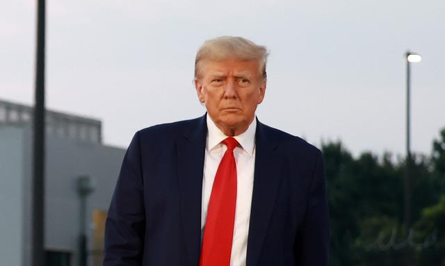 Cựu Tổng thống Donald Trump đến khởi hành tại Phi trường Quốc tế Atlanta Hartsfield-Jackson sau khi thực hiện thủ tục ghi danh lý lịch tư pháp tại nhà tù Quận Fulton ở Atlanta, hôm 24/08/2023. (Ảnh: Joe Raedle/Getty Images)