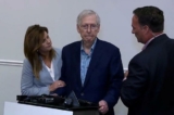 Lãnh đạo Thiểu số Thượng viện Mitch McConnell dường như bất động hơn 30 giây khi xuất hiện trước công chúng sau một sự kiện với Phòng Thương mại Bắc Kentucky ở Covington, Kentucky hôm 30/08/2023, trong một hình ảnh tĩnh từ video. (Ảnh: ABC Affiliate WCPO qua Reuters)