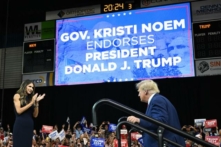 Thống đốc South Dakota Kristi Noem chào đón cựu tổng thống kiêm ứng cử viên tổng thống đầy triển vọng của Đảng Cộng Hòa năm 2024 Donald Trump lên sân khấu trong cuộc vận động tranh cử Monumental Leaders của Đảng Cộng Hòa South Dakota tại Ice Arena tại trung tâm triển lãm The Monument ở thành phố Rapid, South Dakota, hôm 08/09/2023. (Ảnh: Andrew Caballero-Reynolds/AFP qua Getty Images)