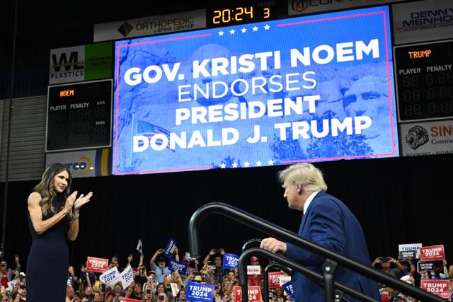 Thống đốc South Dakota Kristi Noem chào đón cựu tổng thống kiêm ứng cử viên tổng thống đầy triển vọng của Đảng Cộng Hòa năm 2024 Donald Trump lên sân khấu trong cuộc vận động tranh cử Monumental Leaders của Đảng Cộng Hòa South Dakota tại Ice Arena tại trung tâm triển lãm The Monument ở thành phố Rapid, South Dakota, hôm 08/09/2023. (Ảnh: Andrew Caballero-Reynolds/AFP qua Getty Images)