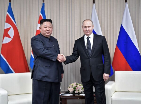 Tổng thống Nga Vladimir Putin gặp lãnh đạo Bắc Hàn Kim Jong Un trong khuôn viên của trường Đại học Liên bang Viễn Đông trên đảo Russky tại cảng Vladivostok ở vùng viễn đông Nga vào ngày 25/04/2019. (Ảnh: Alexey Nikolsky/AFP qua Getty Images)