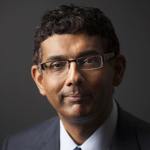 Nhà làm phim theo phái bảo tồn truyền thống Dinesh D’Souza. (Ảnh: Được đăng dưới sự cho phép của ông Dinesh D'Souza)