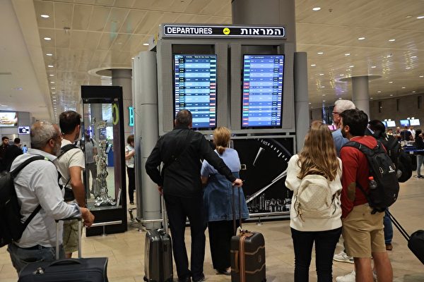 Ngày 07/10/2023, hành khách nhìn vào bảng khởi hành chuyến bay tại phi trường Ben Gurion gần Tel Aviv, Israel. Các chuyến bay bị hủy do các cuộc đột kích của Hamas. (Ảnh: GIL COHEN-MAGEN/AFP)