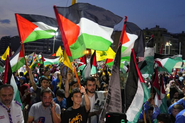 Mọi người vẫy cờ Hezbollah và Palestine trong một cuộc tập hợp kỷ niệm các cuộc tấn công do nhóm khủng bố Hamas thực hiện đối với Israel, ở vùng ngoại ô phía nam Beirut của Dahiyeh, Lebanon, hôm 07/10/2023. (Ảnh: Bilal Hussein/AP Photo)