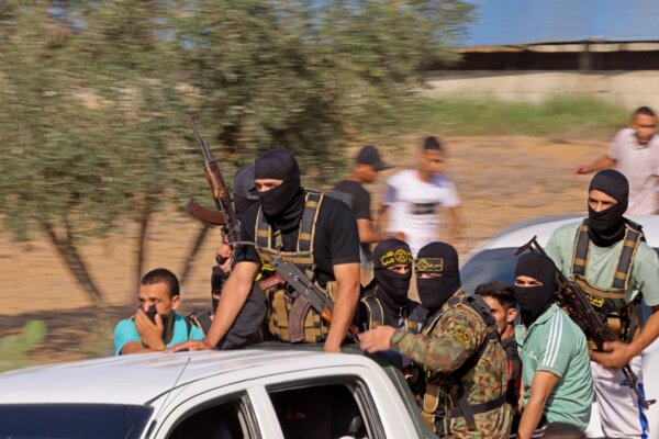 Những kẻ khủng bố Hamas tiến về hàng rào biên giới với Israel từ Khan Yunis ở phía nam Dải Gaza hôm 07/10/2023. (Ảnh: Said Khatib/AFP qua Getty Images)