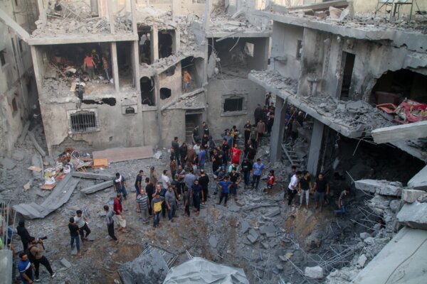 Các dịch vụ khẩn cấp của người Palestine và người dân địa phương đang tìm kiếm nạn nhân trong các tòa nhà bị phá hủy trong các cuộc không kích của Israel ở phía nam Dải Gaza, ở Khan Yunis, Gaza, hôm 19/10/2023. (Ảnh: Ahmad Hasaballah/Getty Images)