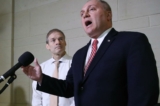 Dân biểu Steve Scalise (Cộng Hòa-Louisiana) (bên phải), khi đó là Lãnh đạo Thiểu số Hạ viện, cùng Dân biểu Jim Jordan (Cộng Hòa-Ohio) nói chuyện với giới truyền thông bên ngoài phiên tòa kín tại Tòa nhà Capitol ở Hoa Thịnh Đốn vào ngày 29/10/2019. (Ảnh: Mark Wilson/Getty Images)