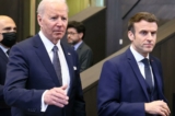Tổng thống Hoa Kỳ Joe Biden (trái) và Tổng thống Pháp Emmanuel Macron đến tham dự một cuộc họp của Hội đồng Bắc Đại Tây Dương trong một hội nghị thượng đỉnh NATO tại Trụ sở chính của NATO ở Brussels vào ngày 24/03/2022. (Ảnh: Thomas Coex/AFP qua Getty Images)