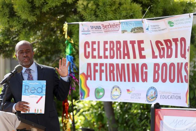 Giám đốc Học khu Tiểu bang California Tony Thurmond cầm cuốn sách “Red: A Crayon's Story” (Đỏ: Câu Chuyện Của Cây Bút Màu) trong cuộc họp báo tại Trường Tiểu học Nystrom ở Richmond, California, vào ngày 17/05/2022. (Ảnh: Justin Sullivan/Getty Images)