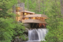 Thiết kế dầm chìa (cantilever) táo bạo và đặc biệt của kiến trúc sư Frank Lloyd Wright bên trên thác nước, sử dụng bê tông cốt thép, không chỉ đạt được tính thẩm mỹ hiện đại có một không hai mà còn bảo đảm an toàn phía trên thác nước. (Ảnh: Christopher Little/ Đăng dưới sự cho phép của Hiệp hội Bảo tồn Tây Pennsylvania)