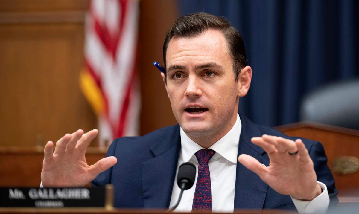 Chủ tịch Tiểu ban, Dân biểu Mike Gallagher (Cộng Hòa-Wisconsin) trình bày trong phiên điều trần về trí tuệ nhân tạo của Tiểu ban Quân vụ Hạ viện về Mạng, Công nghệ Thông tin, và Đổi mới tại Capitol Hill ở Hoa Thịnh Đốn hôm 18/07/2023. (Ảnh: Drew Angerer/Getty Images)